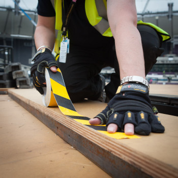 SAFETY TAPE 50MM X 18M JUOSTA JUODA/GELTONA